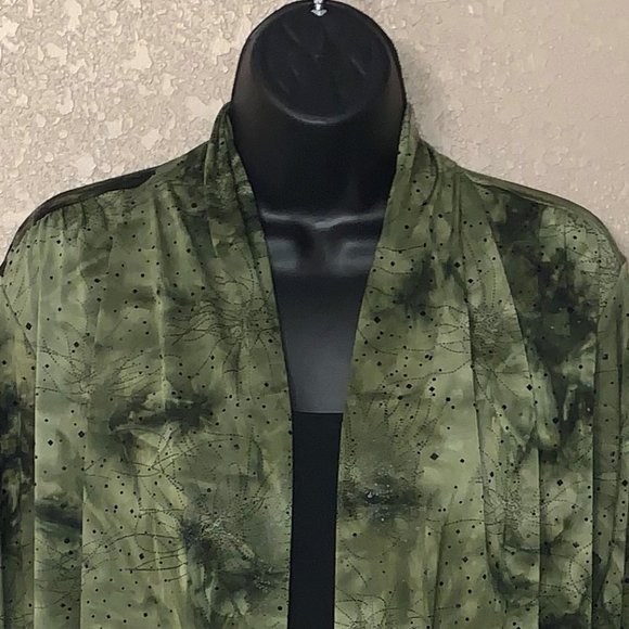 Blouse with 3/4 Ruched Sleeves Green and Black Medium Petite 📢5 for $20 - Picture 3 of 7